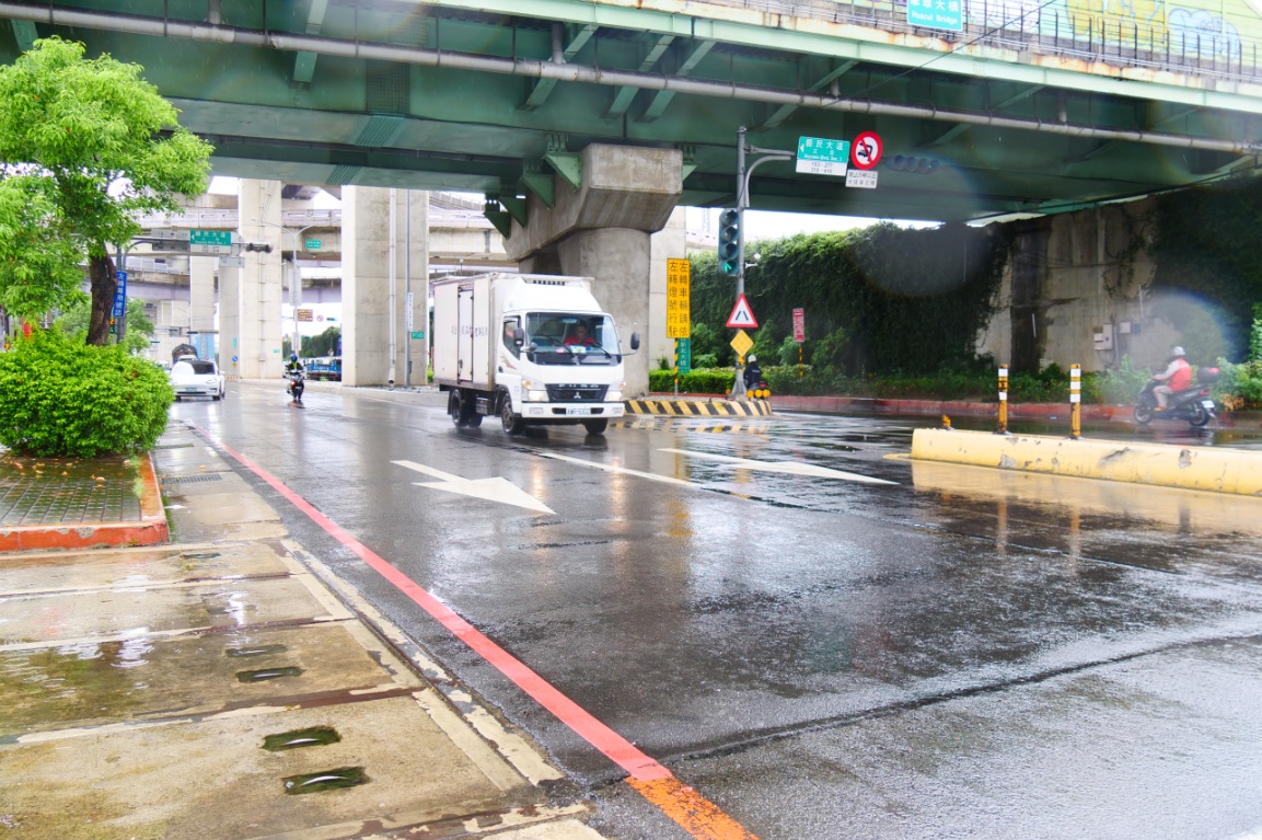 熱低壓豪雨，新北水門周邊紅黃線開放停車。 圖：新北市交通局提供