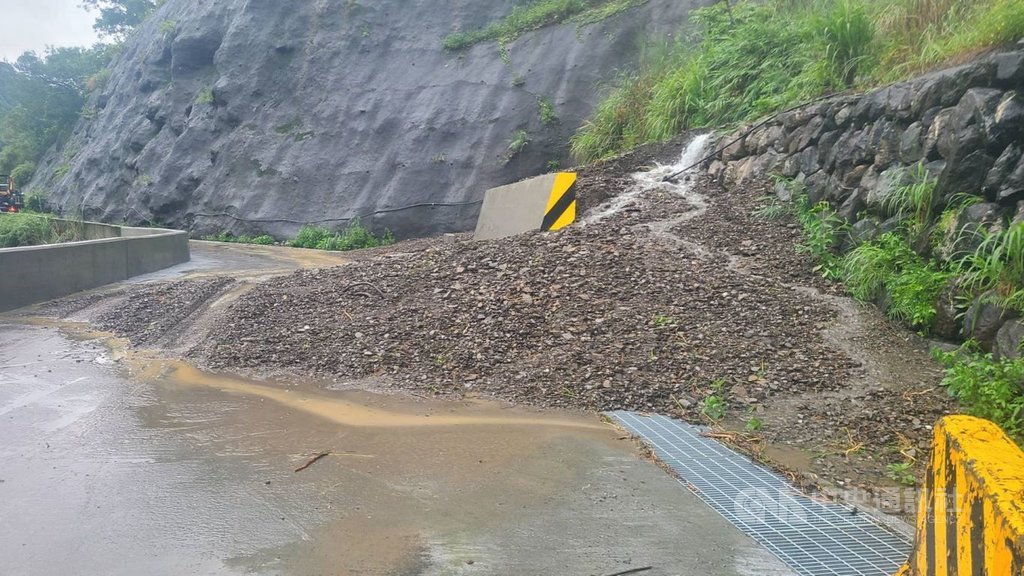 屏東縣7日持續大雨不斷，山區霧台鄉佳暮村截至上午9時20分累積雨量477.5毫米，土石崩落嚴重，阻斷道路，村民已全數撤離下山。 圖/中央社（民眾提供）