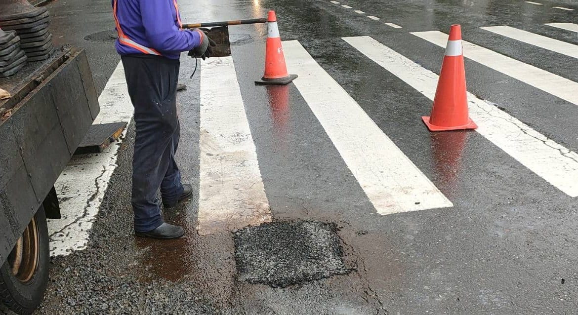 九如一路坑洞一小時內修補完畢。 圖：高市工務局提供