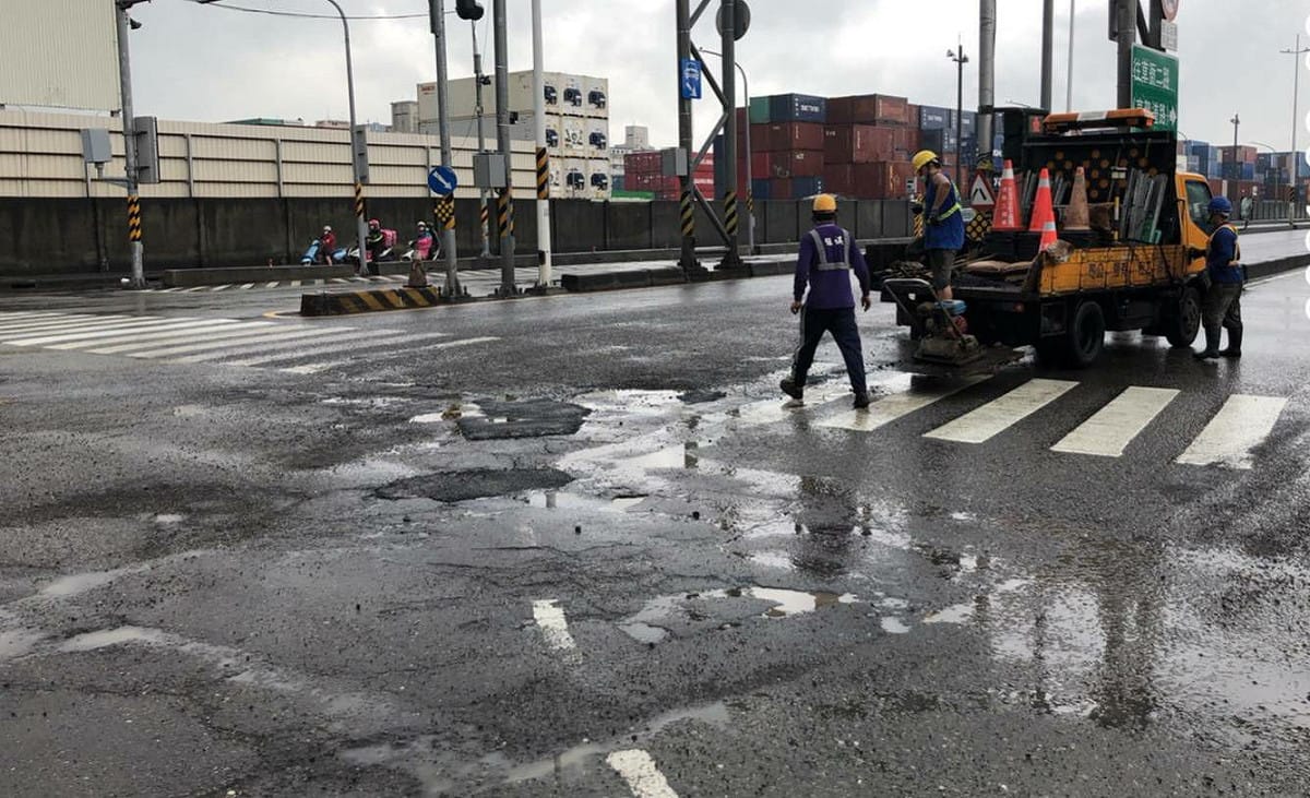 金福路高速公路出口路面凹陷補平。 圖：高市工務局提供