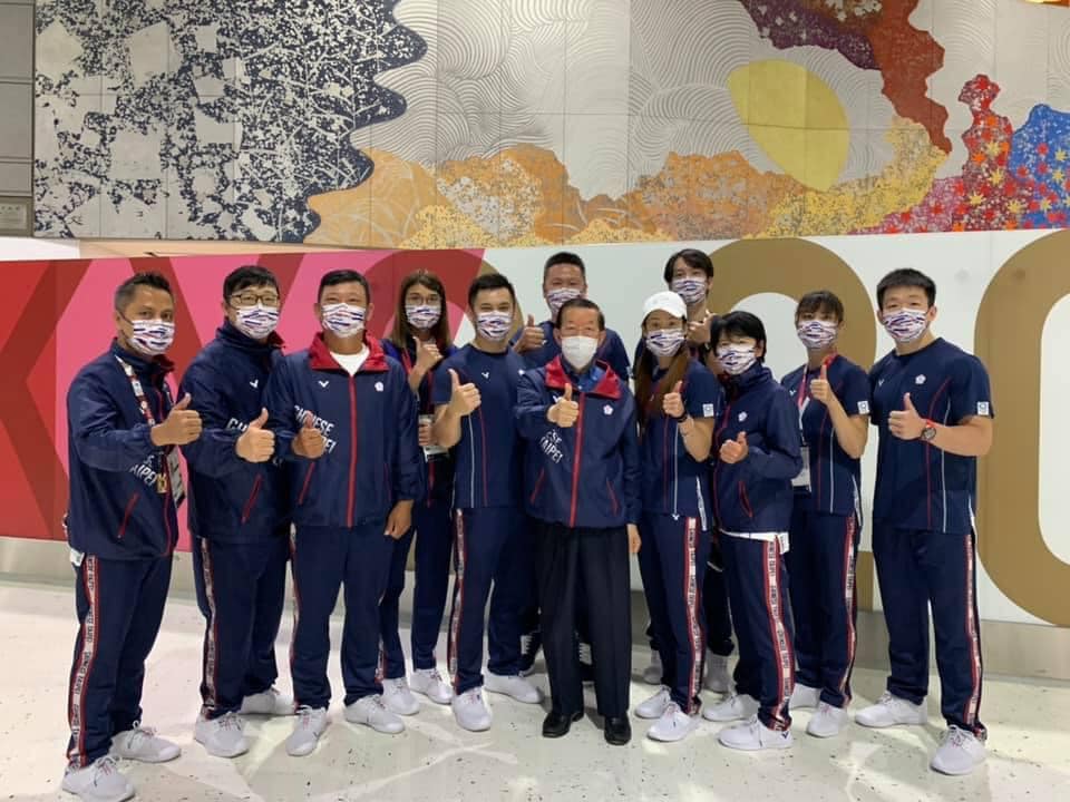 駐日代表謝長廷與今天返台的中華奧運代表隊空手道、拳擊和高爾夫選手合影。 圖: 翻攝自謝長廷臉書