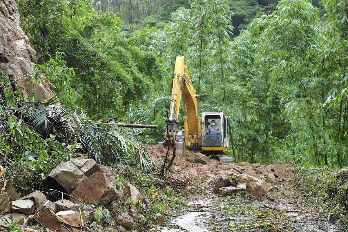 嘉義縣中埔鄉135線因豪大雨造成邊坡坍方，道路中斷，縣府派員搶通。 圖：嘉義縣政府/提供