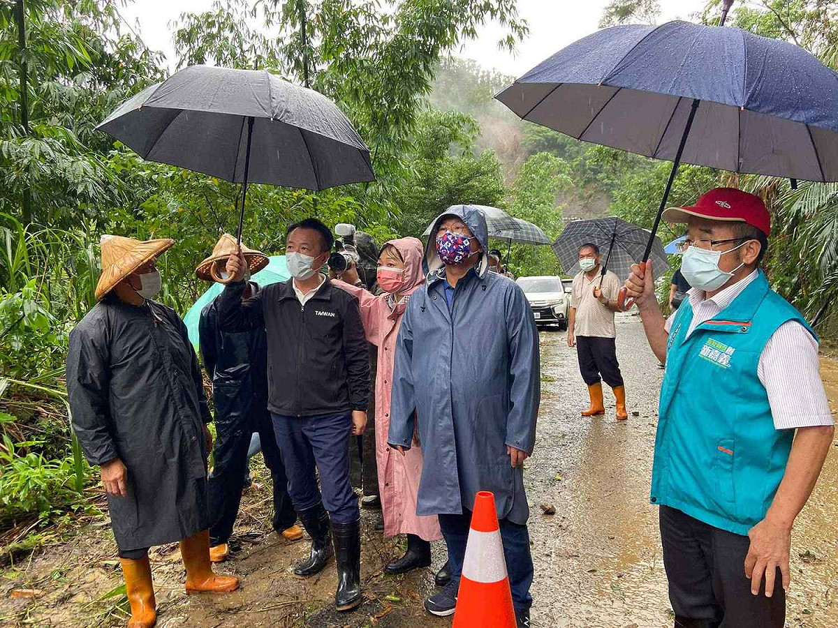 嘉義縣中埔鄉135線因豪大雨造成邊坡坍方，道路中斷，縣長翁章梁與立委陳明文前往視察。 圖：嘉義縣政府/提供