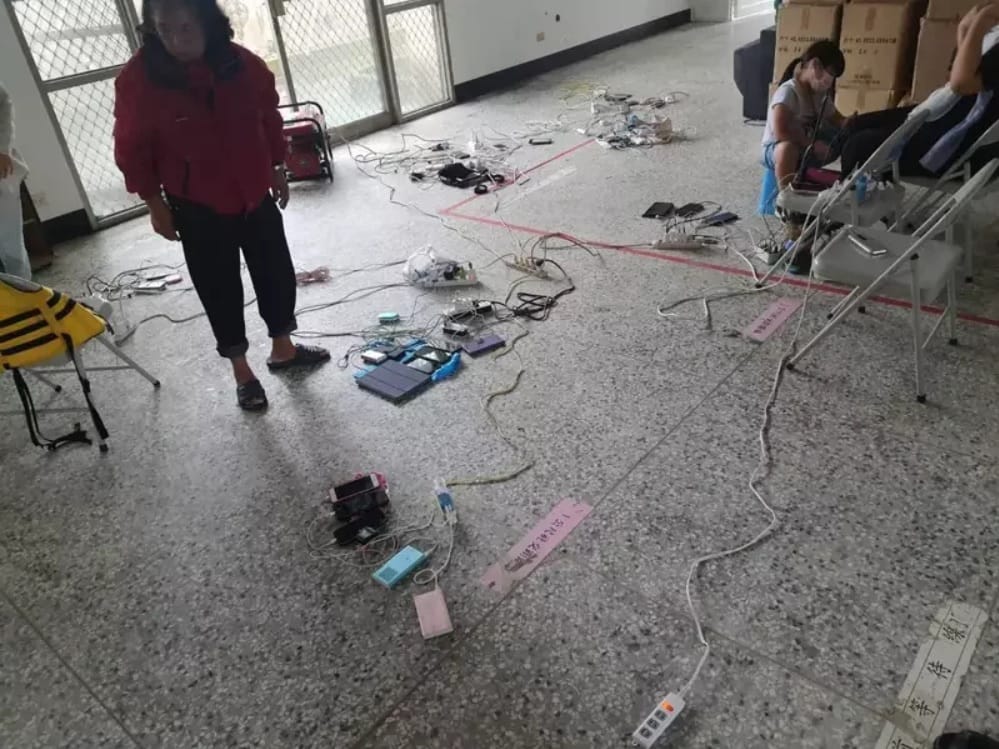 高雄桃源區復興里因雨災停電，為了對外保持聯繫，居民將手機拿到里活動中心，用發電機充電。 圖：桃源區復興里長提供