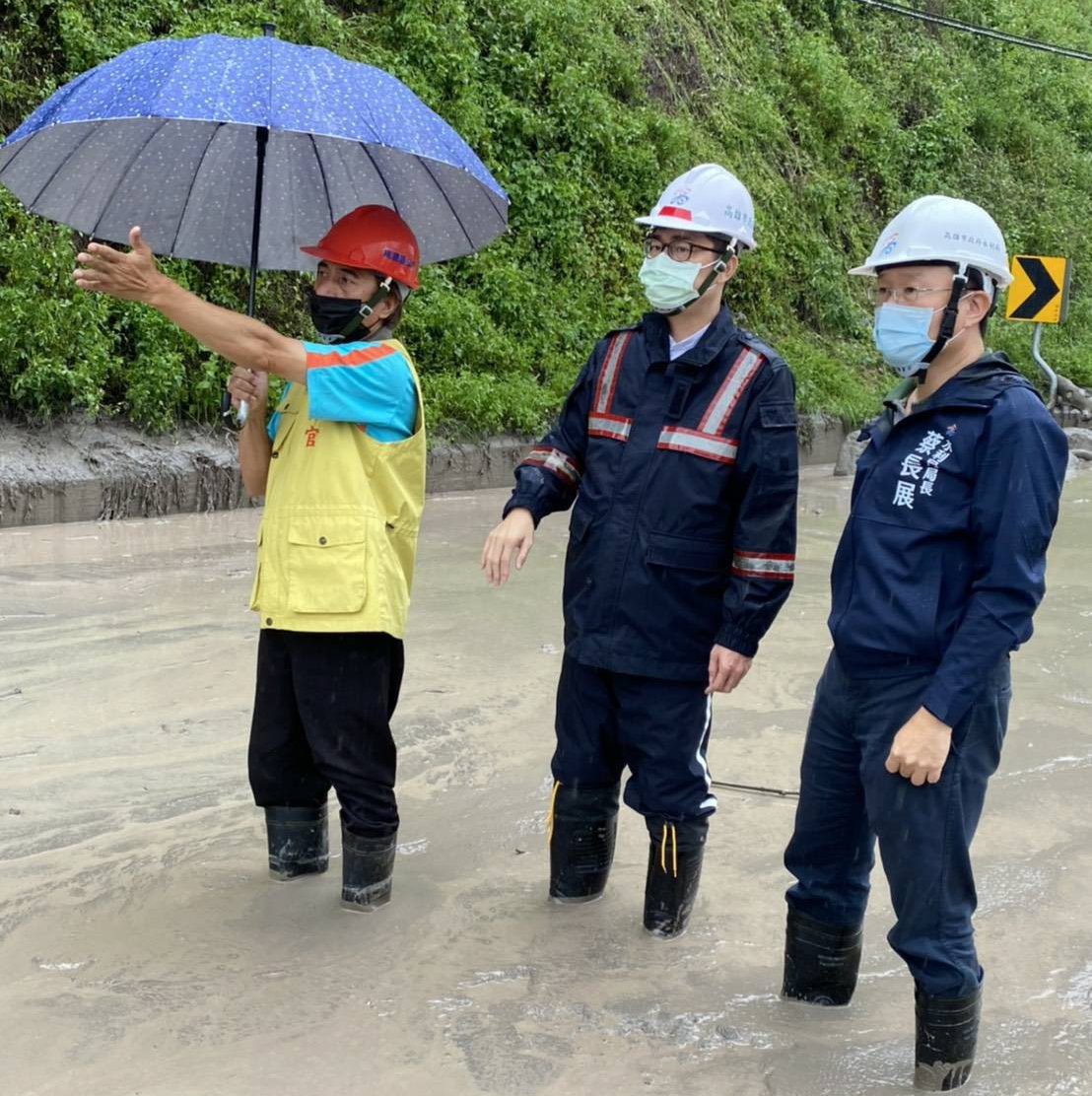 陳其邁(中)至山區勘災。 圖：高雄市政府提供