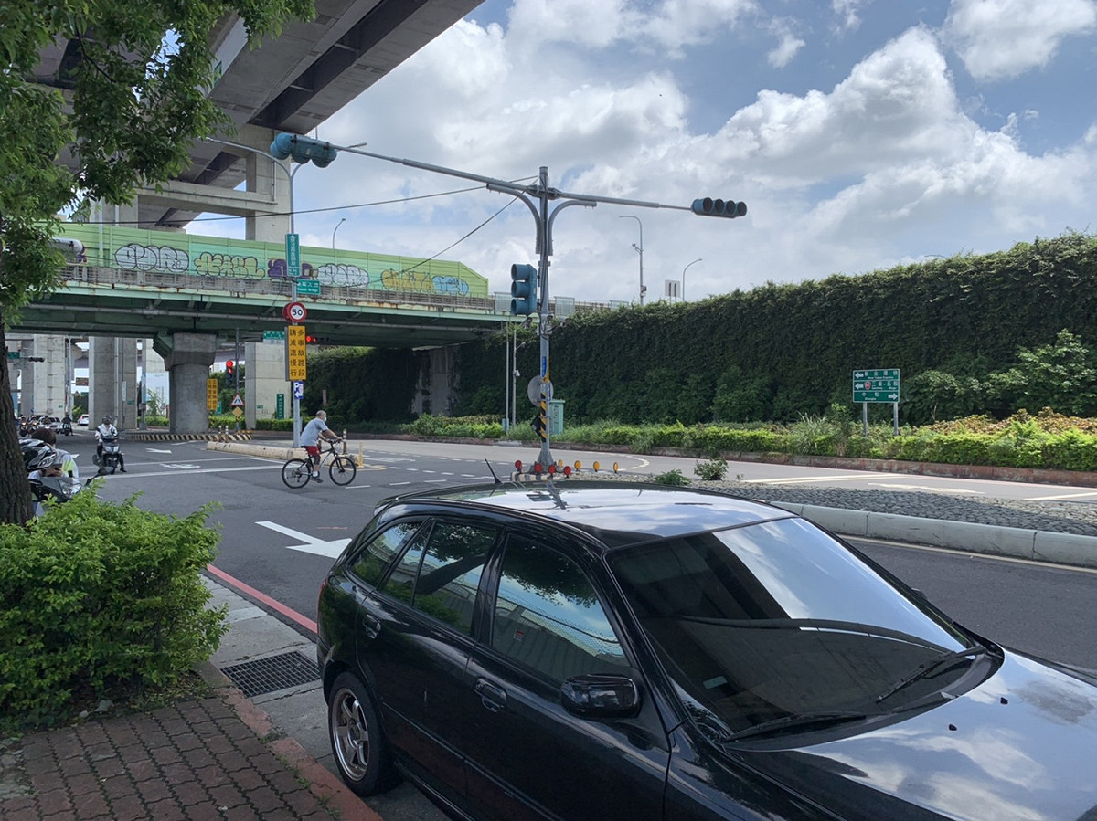停放水門周邊紅黃線路段的車輛請於8月9日上午7時前駛離。 圖：新北市交通局提供