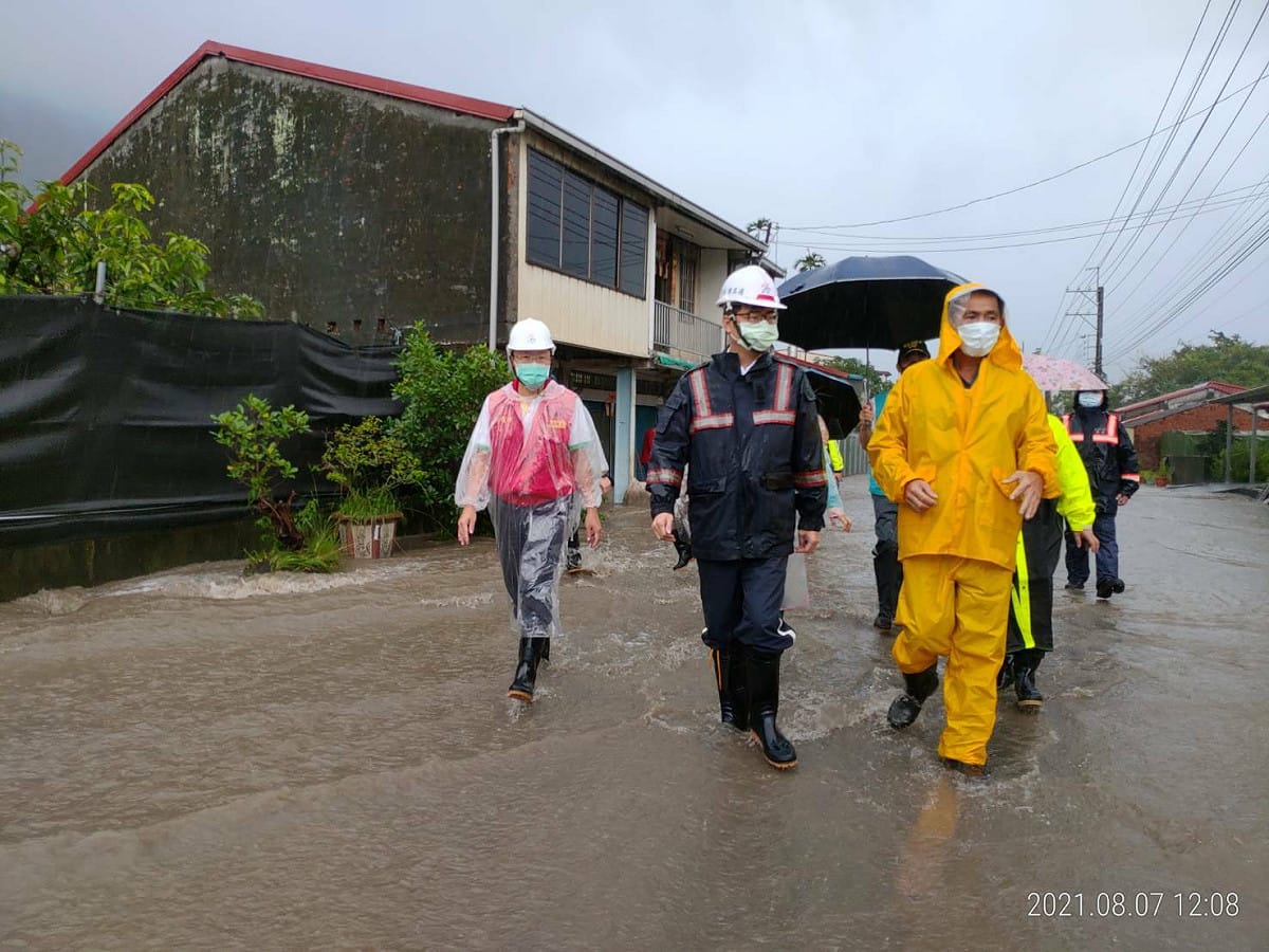 陳其邁(中)率團隊前進山區前線指揮救災。 圖：高雄市政府提供