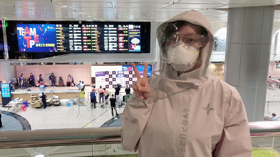 何庭歡穿著防護衣抵達機場 赴美留學 圖:擷取自何庭歡臉書