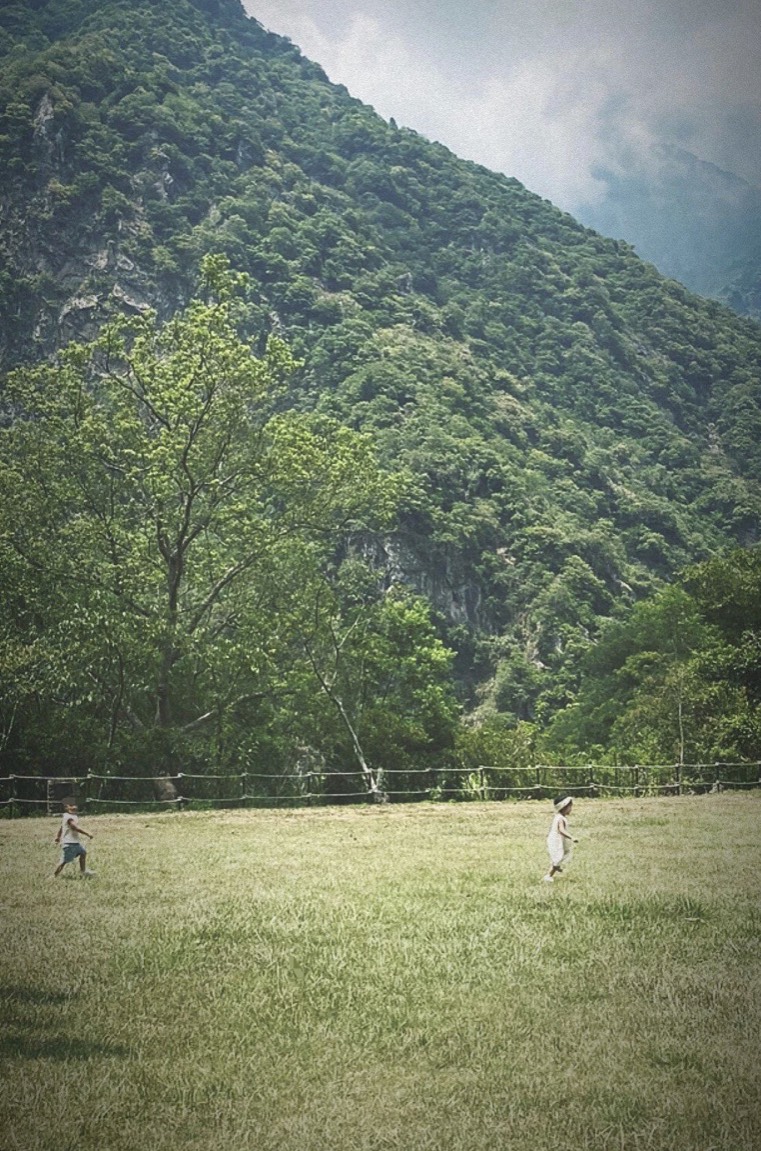 Vicky在IG限時動態上曬出兒女未戴口罩在戶外游玩的照片，引起網友熱議。 圖：翻攝自IG