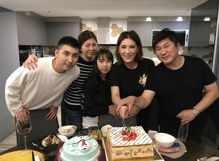 藝人小禎昨日在IG上曬出全家福照為爸爸胡瓜慶祝父親節。 圖：翻攝自IG