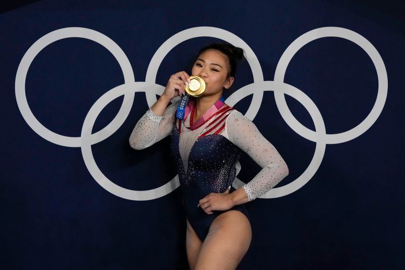 美國體操超新星Sunisa Lee代替退賽的美國體操女王Simone Biles完成美國女子體操全能5連霸。 圖／美聯社／達志影像