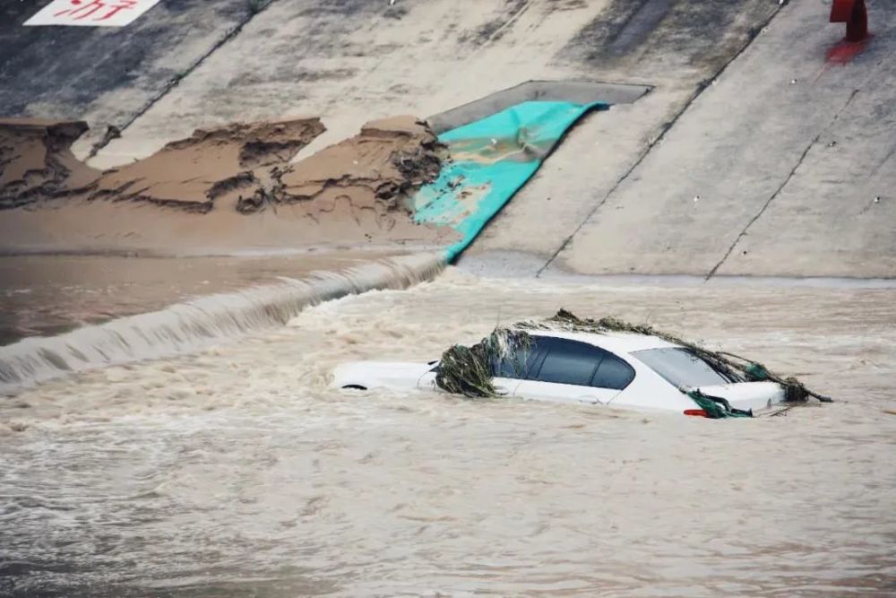 河南鄭州暴雨造成超過40萬車輛受損。業界人士憂心這些泡水車可能再度流入市場。 圖 :  翻攝自騰訊網