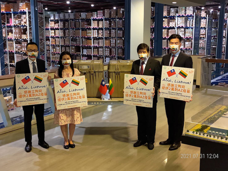 食藥署表示，7/31晚間至歐洲空運抵台之立陶宛政府捐贈AZ之COVID-19疫苗共近20,000劑，今(8/9）完成封緘檢驗。 圖：食藥署/提供