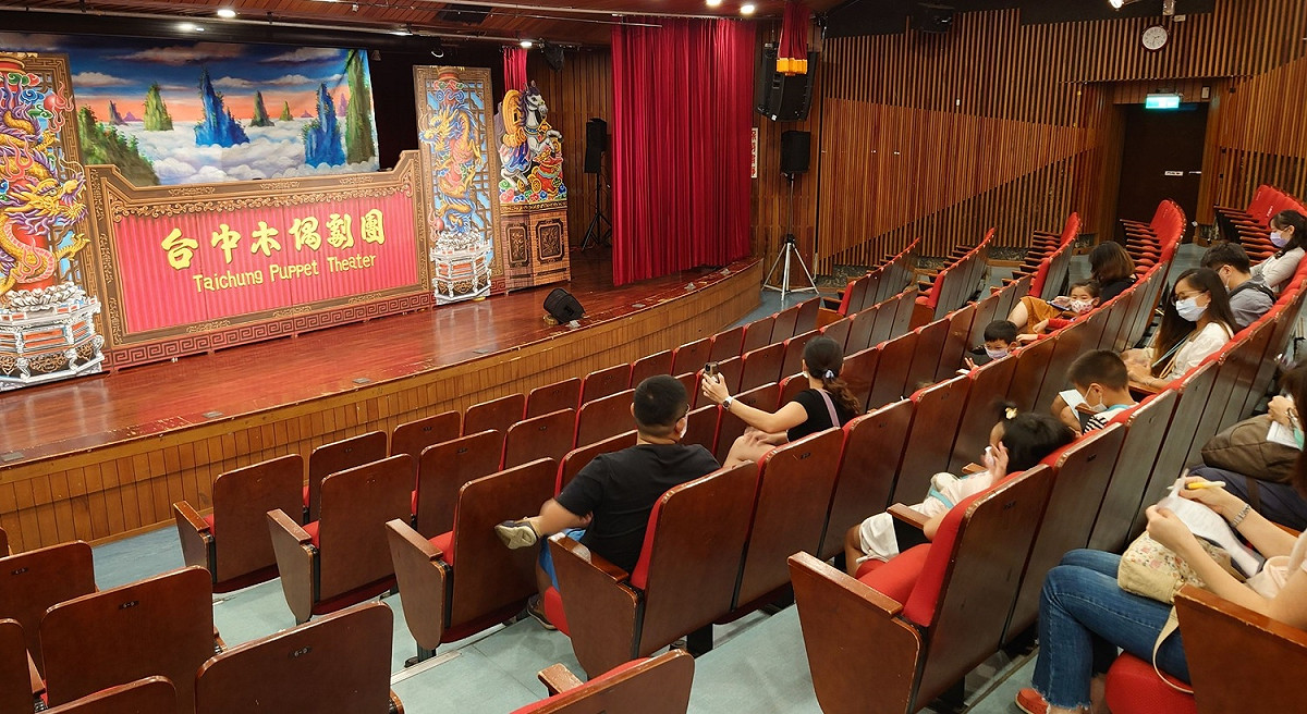 觀眾席採梅花座，且不開放前兩排座位，確保維持安全距離。 台中市政府文化局/提供