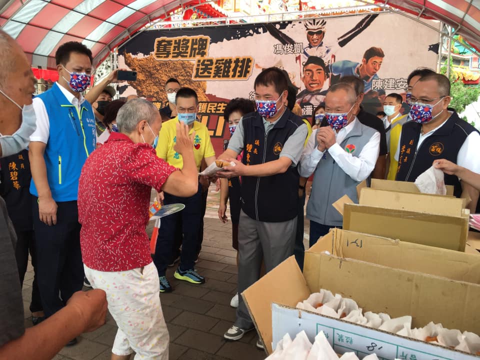 苗栗縣議長鍾東錦在苗栗玉清宮發放雞排。 圖：取自苗栗玉清宮臉書