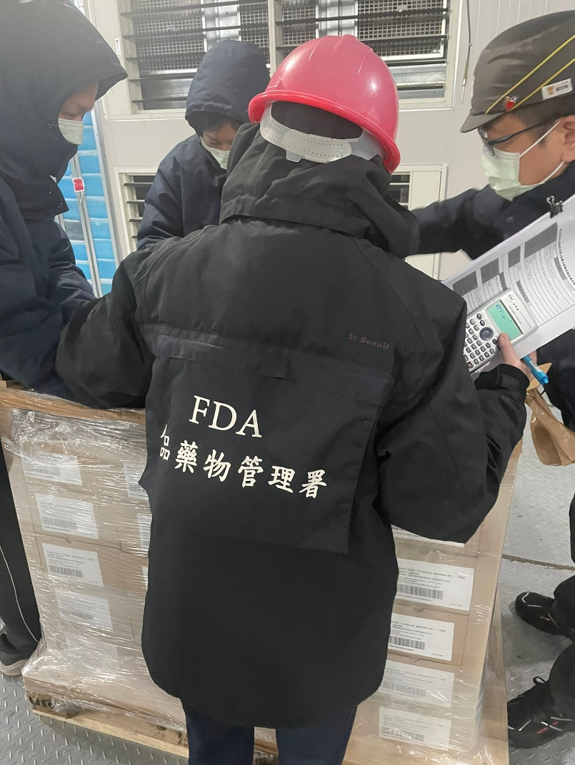 食藥署表示，7/31晚間至歐洲空運抵台之立陶宛政府捐贈AZ之COVID-19疫苗共近20,000劑，今(8/9）完成封緘檢驗。 圖：食藥署/提供