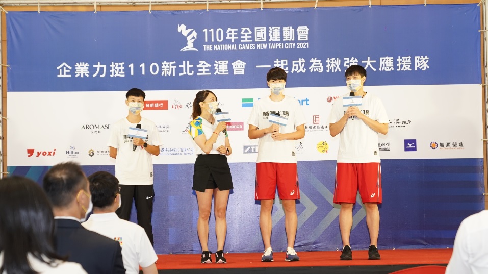 (左一)新北田徑代表選手陳昭郡，(右二、一)新北女籃代表選手林育庭、鄭伊秀。 圖：新北市體育處提供