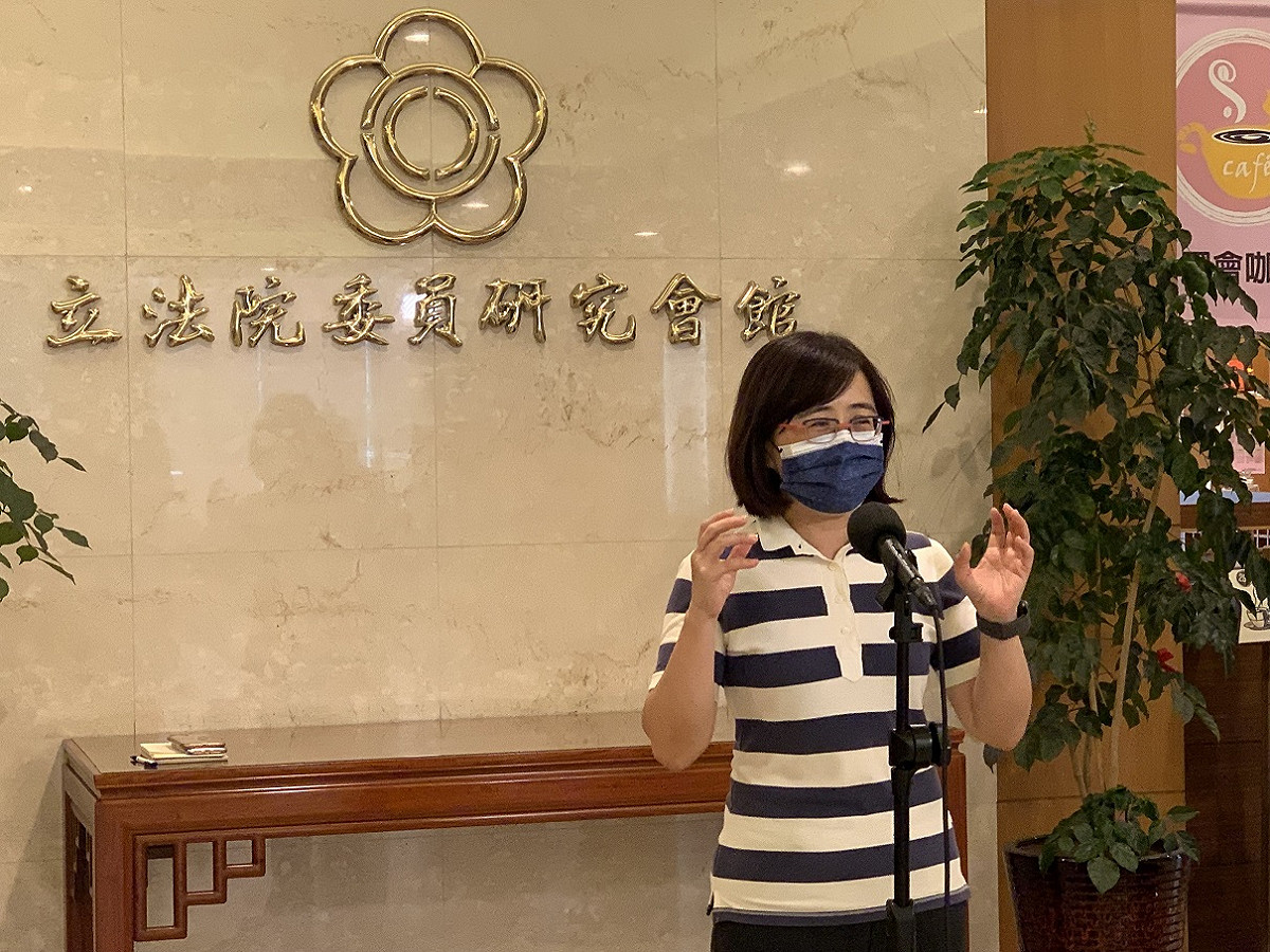 國民黨立委林奕華持續追查食藥署疫苗施打率達169％的狀況。 圖：林奕華辦公室/提供
