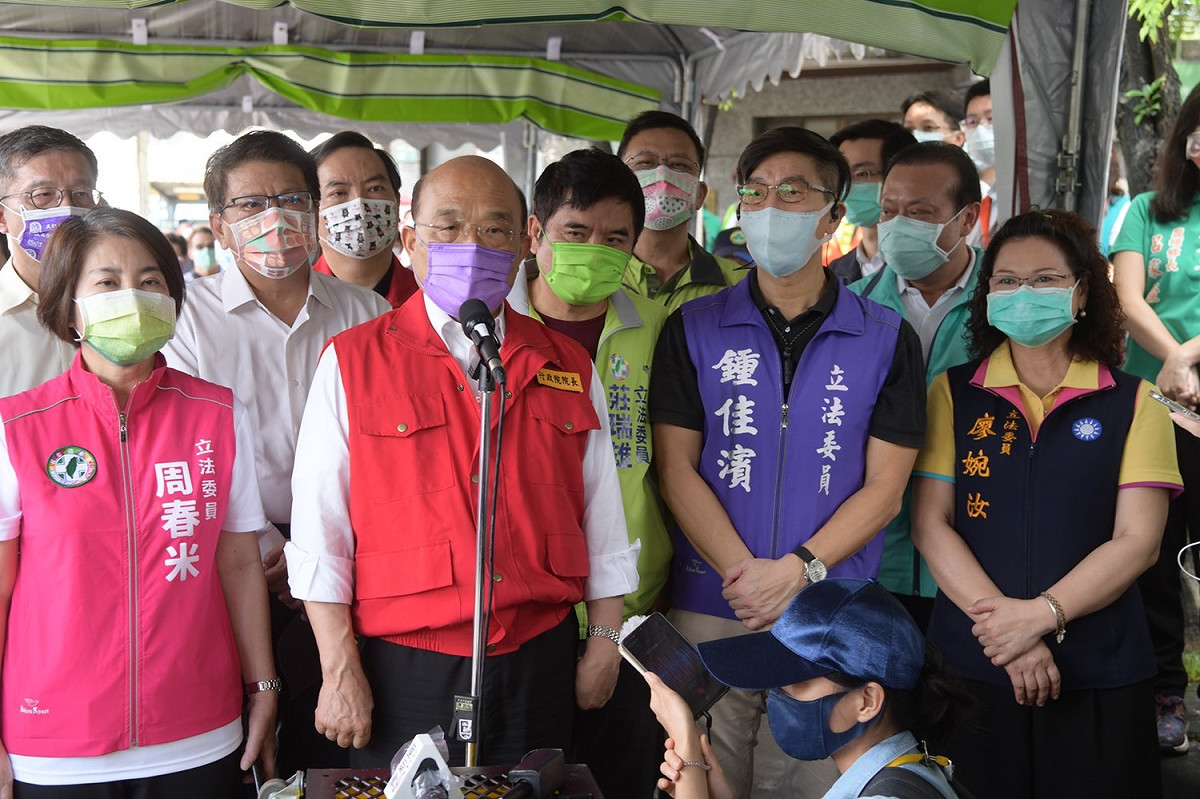 行政院長蘇貞昌今（9）天下午3:15南下視察屏東鹽埔鄉武洛溪大仁支線排水情形前受訪。 圖：行政院提供