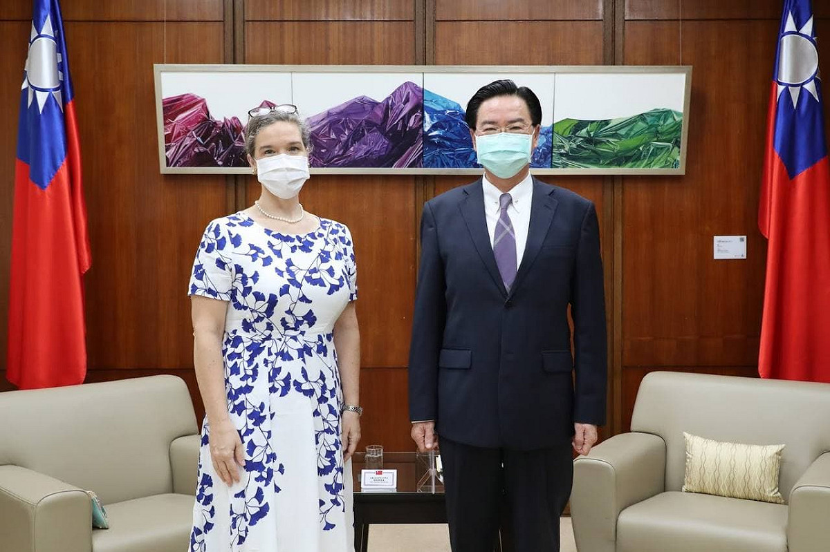 外交部長吳釗燮（右）今（9）天與美國在台協會台北辦事處(AIT/T)新任處長孫曉雅（Sandra Oudkirk）會晤。 圖：外交部／提供（資料照片）