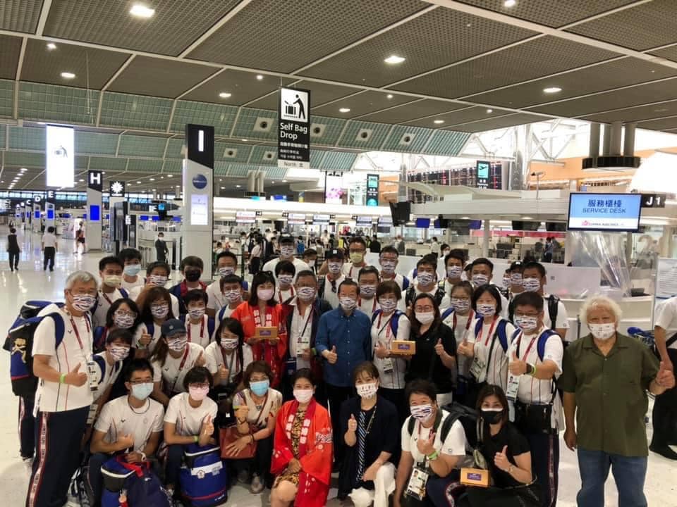 駐日代表謝長廷與今天返台的台灣奧運代表隊田徑選手合影。 圖：翻攝謝長廷臉書