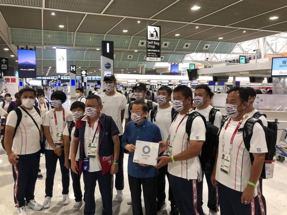 駐日代表謝長廷與今天返台的台灣奧運代表隊田徑選手合影。 圖：翻攝謝長廷臉書
