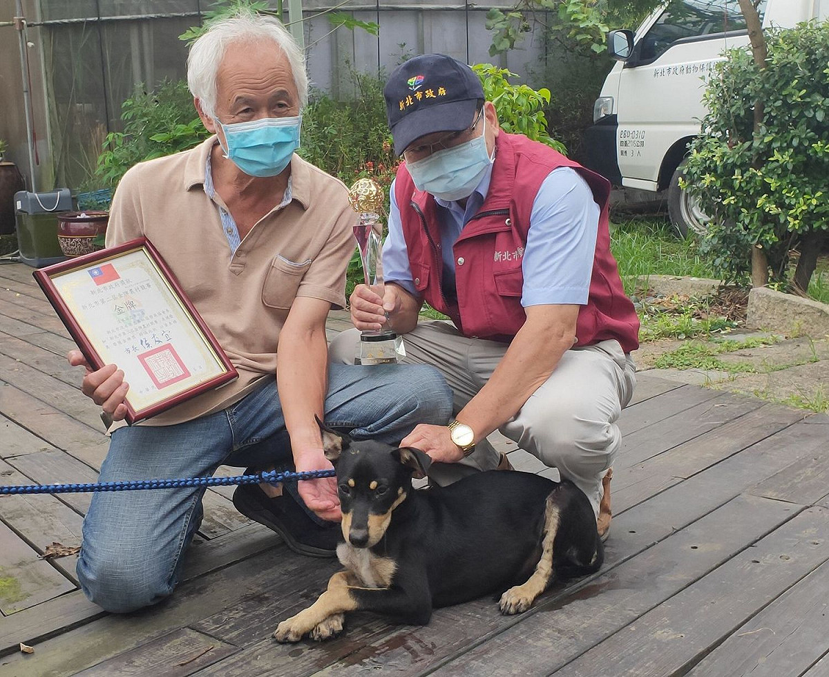 忠寮社區獲得金牌農村，理事長李鎮榮獸醫彭明發合影。  圖：新北市農業局農業工程科提供