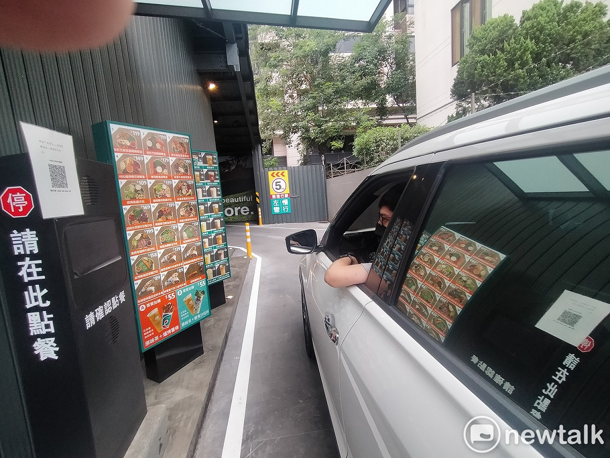 樂卡崇德店有標準的取餐車道。 唐復年/攝