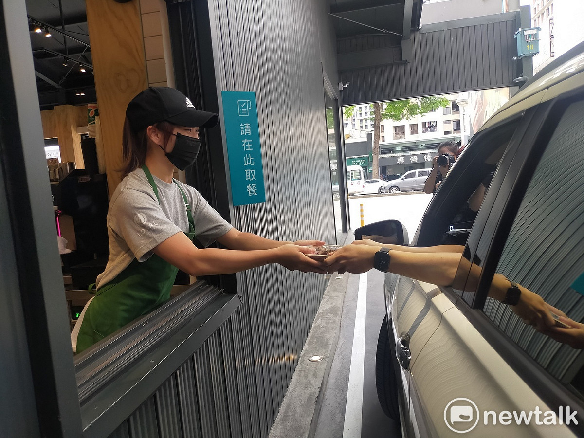 樂卡崇德店有標準的取餐車道。 圖：唐復年攝