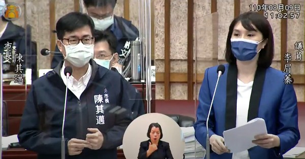 李眉蓁質詢時問陳其邁：「為什麼高端EUA通過後就能上預約系統，但BNT疫苗卻不能預約」。 圖：翻攝高雄市議會直播