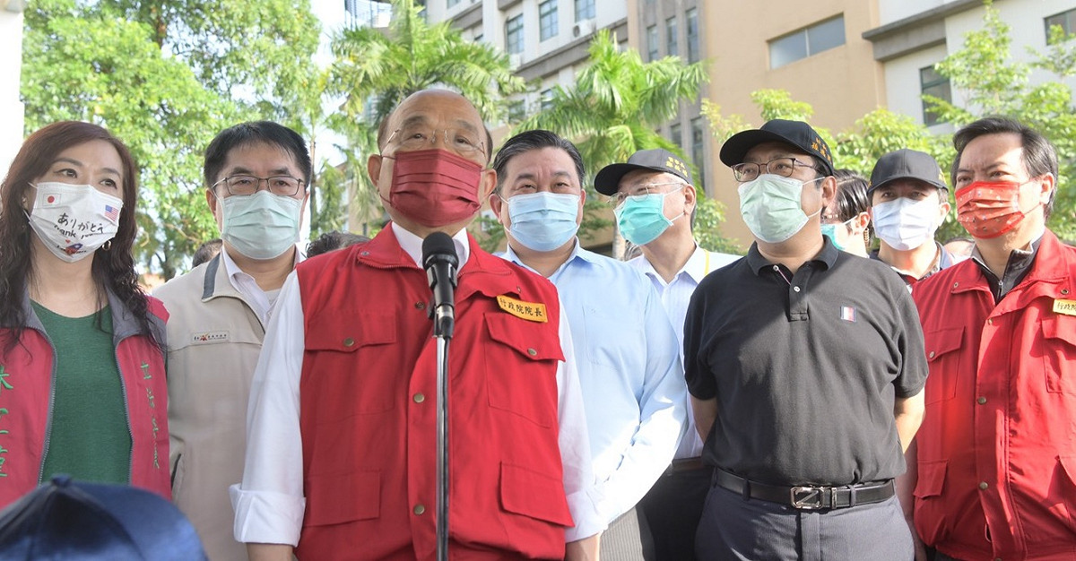 行政院長蘇貞昌今（10）天一早視察臺南仁德區三爺溪排水治理情形前受訪。 圖：行政院提供