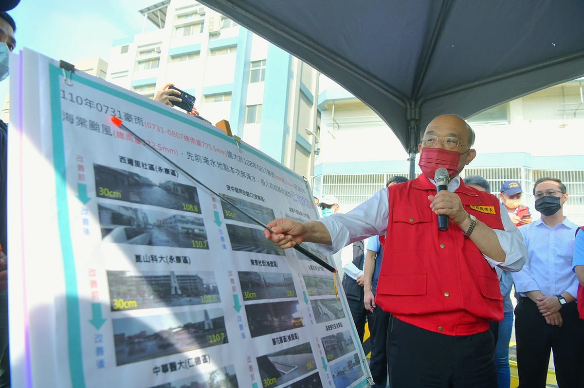 行政院長蘇貞昌今（10）天一早視察臺南仁德區三爺溪排水治理情形。 圖：行政院提供