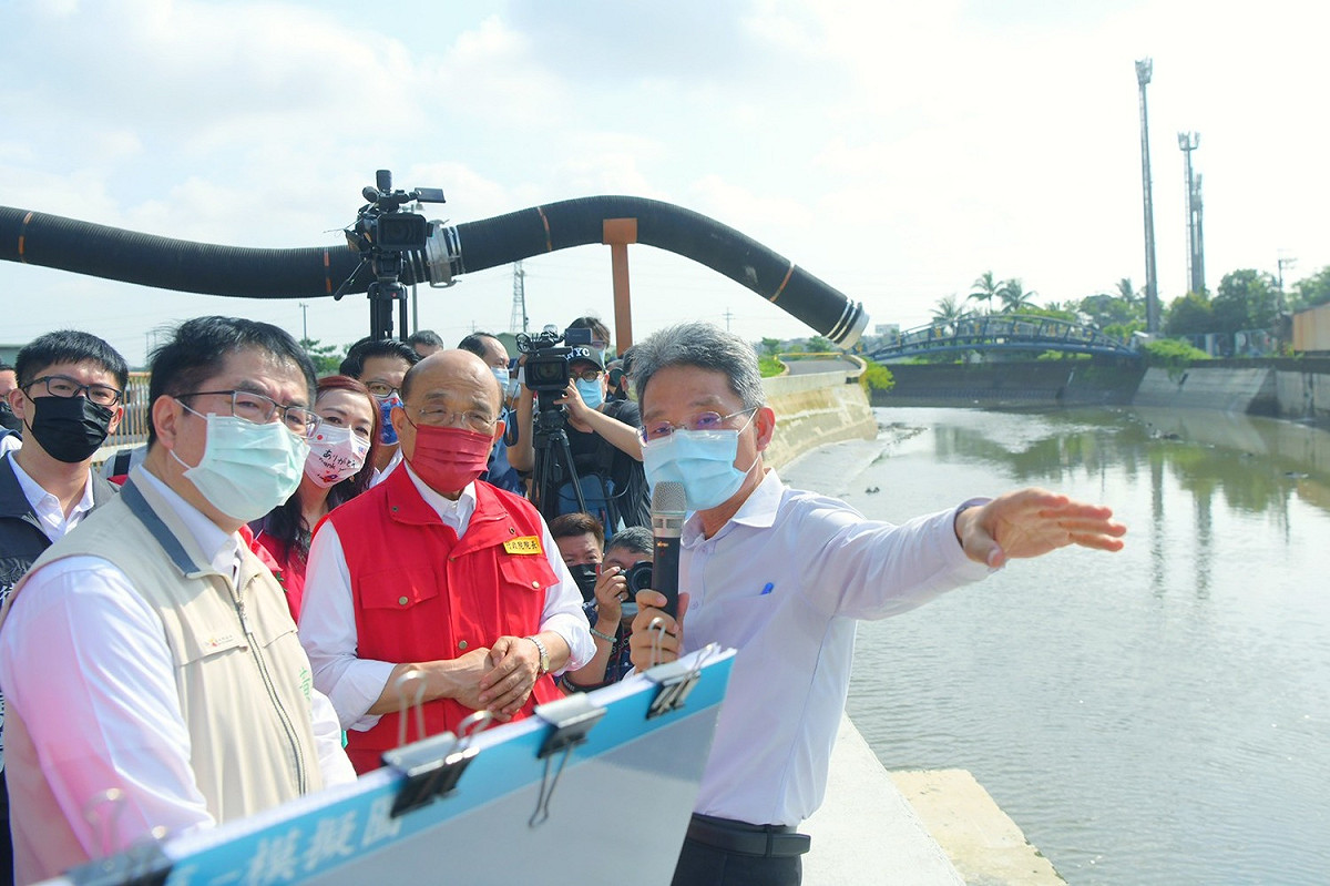 行政院長蘇貞昌今（10）天一早視察臺南仁德區三爺溪排水治理情形。 圖：行政院提供