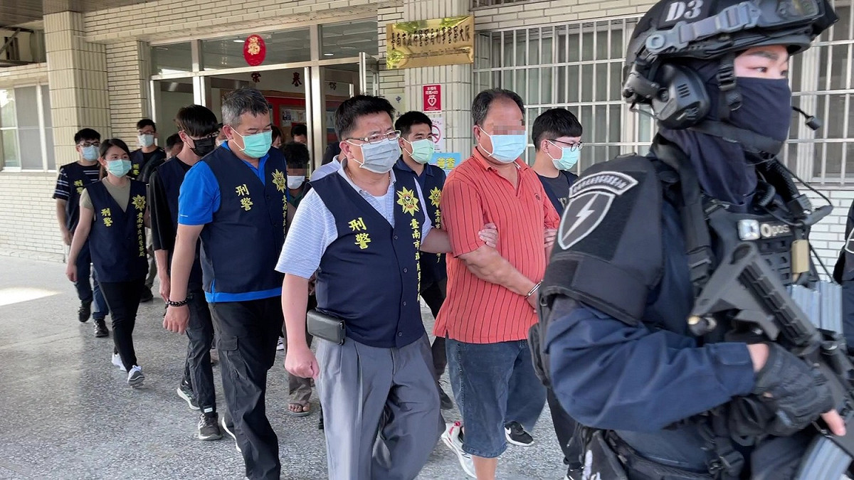 檢警調查獲以王姓嫌犯為首的不法集團自106年起即長期以濫倒廢棄物為業，自全國各地載運事業機構所產出之廢塑膠混合物、廢口罩、廢瓦片、營建混合物、廢膠泥、廢污泥、鋁集塵灰等事業廢棄物，棄置或掩埋於龍崎區、官田區及柳營區等7處公有及私人土地。 圖：台南市警察局提供