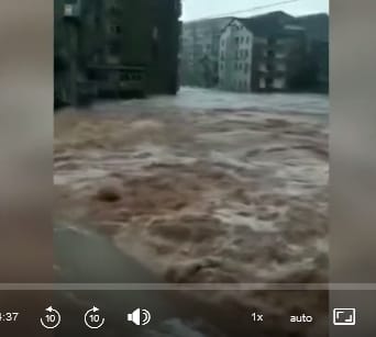 四川達州市多處淹水、房屋被沖毀倒塌，損失慘重。當地民眾還怒控，水庫無預警洩洪，一些居民遭洪水沖走，生死不明。 圖 : 影片截圖