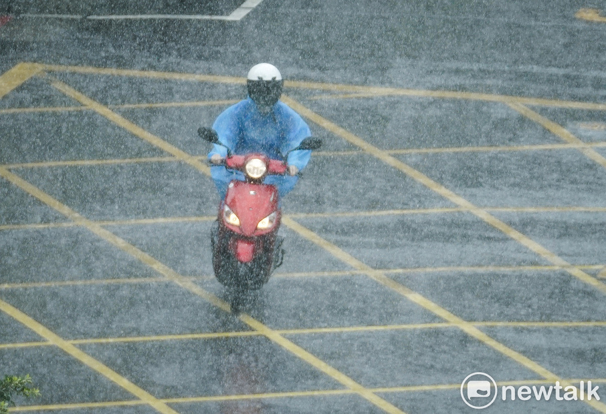 由於午後對流發展旺盛，氣象局對16縣市發布豪雨、大雨特報。 圖：張良一/攝