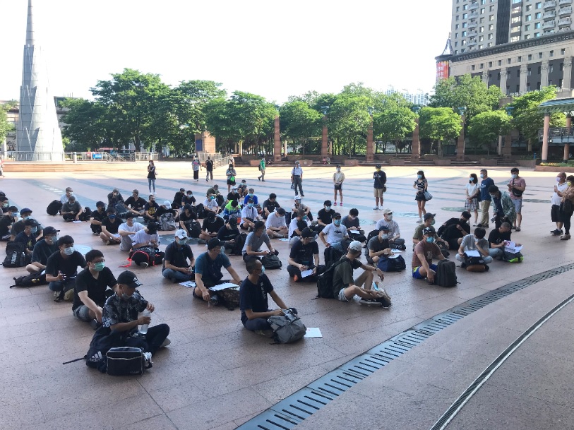 內政部昨天部務會報通過修法，將彈性入營申請作業法制化，增訂尚未列入梯次徵集的役男得申請優先或延緩入營。圖為8月10日新北首批入營役男。 圖：新北市民政局提供（資料照片）