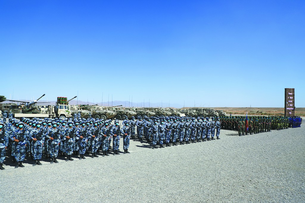 整齊列隊的中俄兩軍。 圖：截自《環球網》