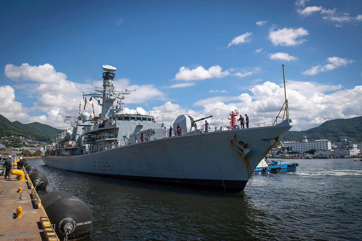 英國海軍「伊麗莎白女王號」航母打擊群中護衛艦「里士滿號(F239)」抵達日本長崎，停靠美國海軍佐世保基地。 圖：翻攝 U.S. Pacific Fleet推特（資料照）