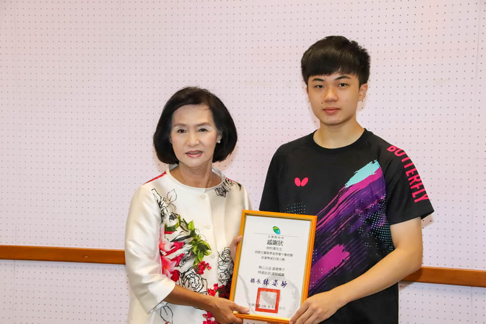 宜蘭縣長林姿妙頒發感謝狀給林昀儒（右）。 圖：宜蘭縣政府提供