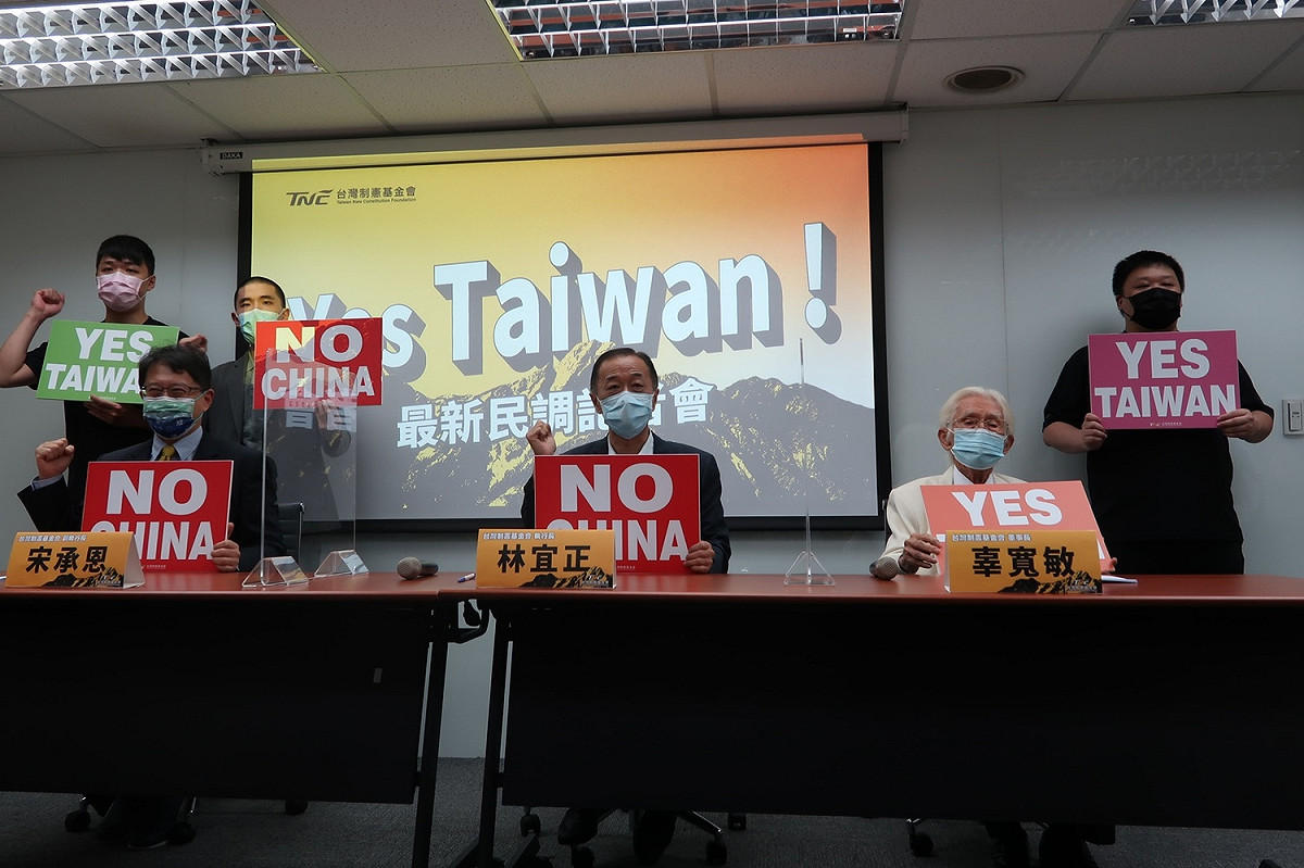 台灣制憲基金會舉行民調記者會，出席者包括副執行長宋承恩、執行長林宜正、董事長辜寬敏（由左至右） 圖：林朝億/攝