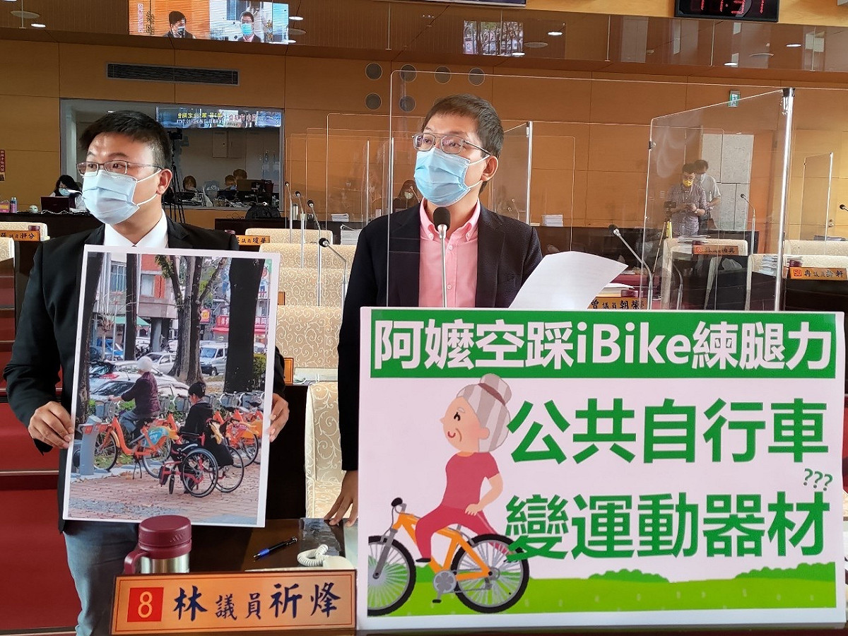 台中市有市民坐在未出借的iBike上空踩，市議員林祈烽、施志昌要求交通局加強管理。  台中市議員林祈烽/提供