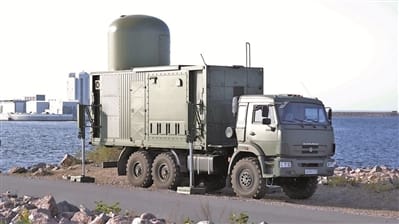 「ROSC-1」反無人機系統，雷達、干擾系統、反制無人機三大部件組成，可集中在特殊貨運車輛上機動部署。 圖：翻攝中國國防報網路