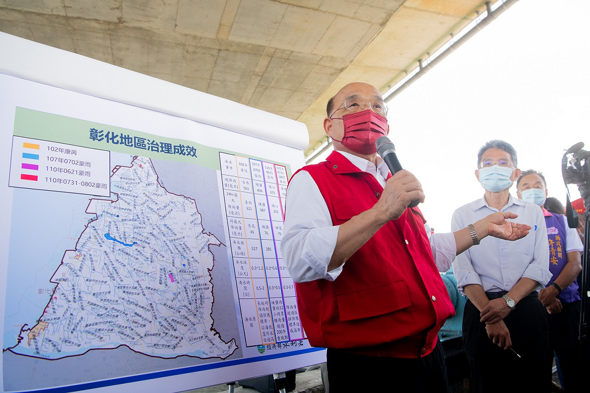 行政院長蘇貞昌至彰化縣關心0806豪雨災情，視察排、淹水情形。 圖：行政院提供