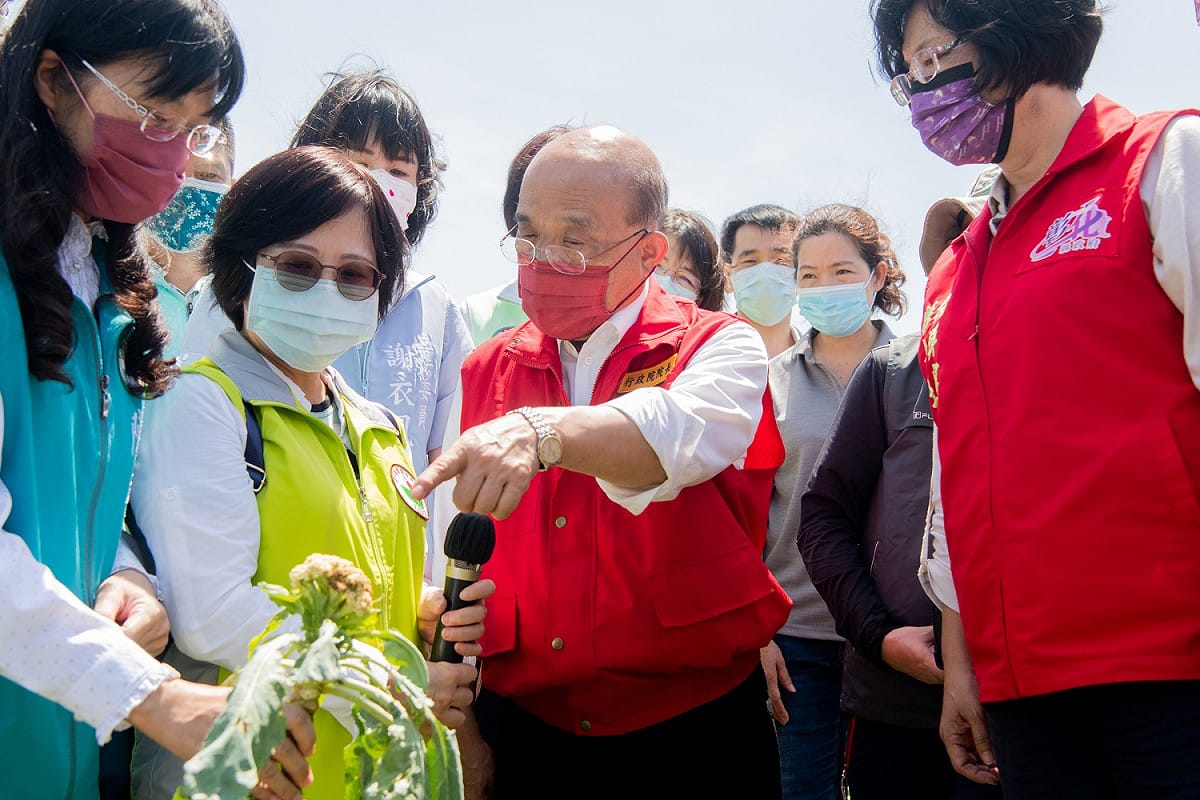 行政院長蘇貞昌至彰化縣關心0806豪雨致白花椰菜農損情形。 圖：行政院提供
