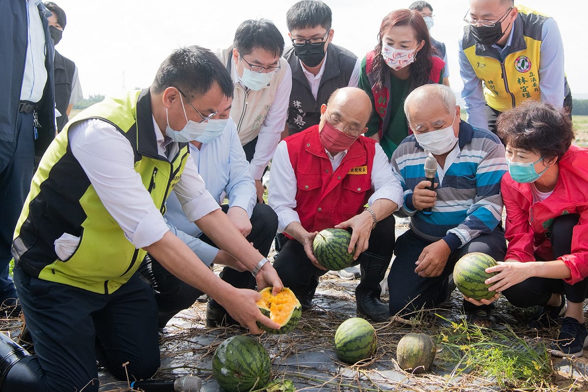 行政院長蘇貞昌至台南市關心0806豪雨致西瓜農損情形。 圖：行政院提供（資料照片）