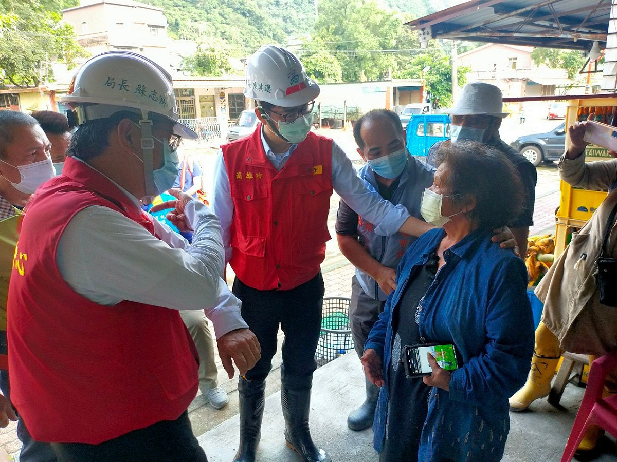 陳其邁(左二)慰問桃源災民。 圖：高雄市政府提供