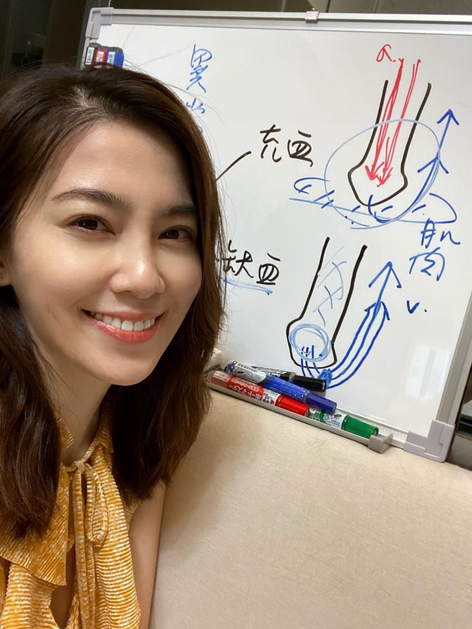 性學博士許藍方以知性、敢言的形象被譽為「最美博士」。 圖：翻攝許藍方臉書