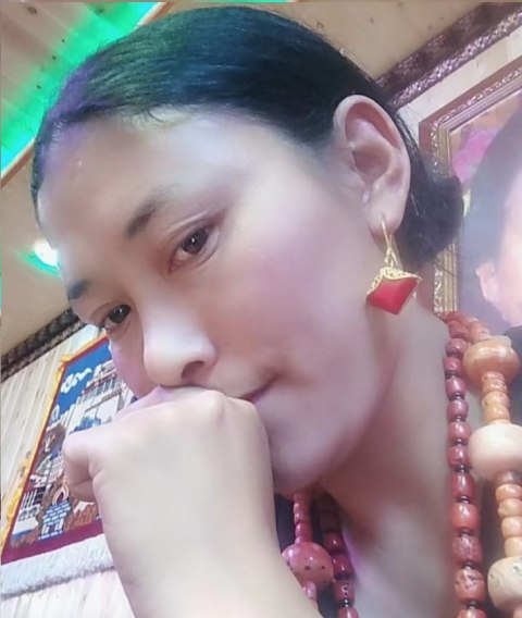 中國以涉嫌「煽動分裂國家」罪名逮捕藏族老師仁欽吉Rinchen Kyi，只因她以藏語教學。 圖：翻攝自《自由西藏》官網