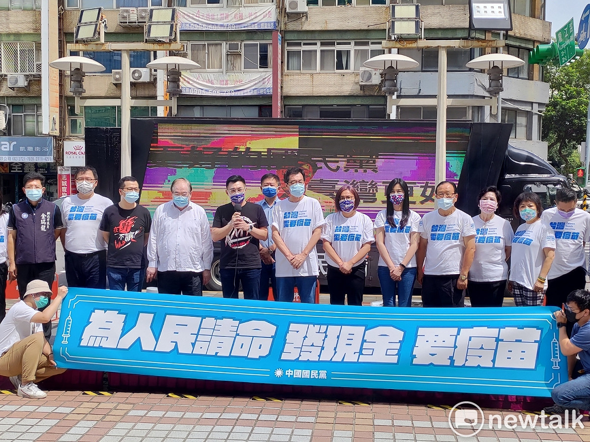 國民黨大動作召開記者會，呼籲行政院以現金取代五倍券。 圖：黃建豪/攝